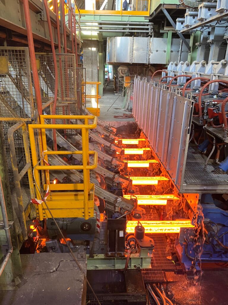 proceso de producción de metales, poniendo de relieve el compromiso de Fortress Safety con la seguridad en la industria.