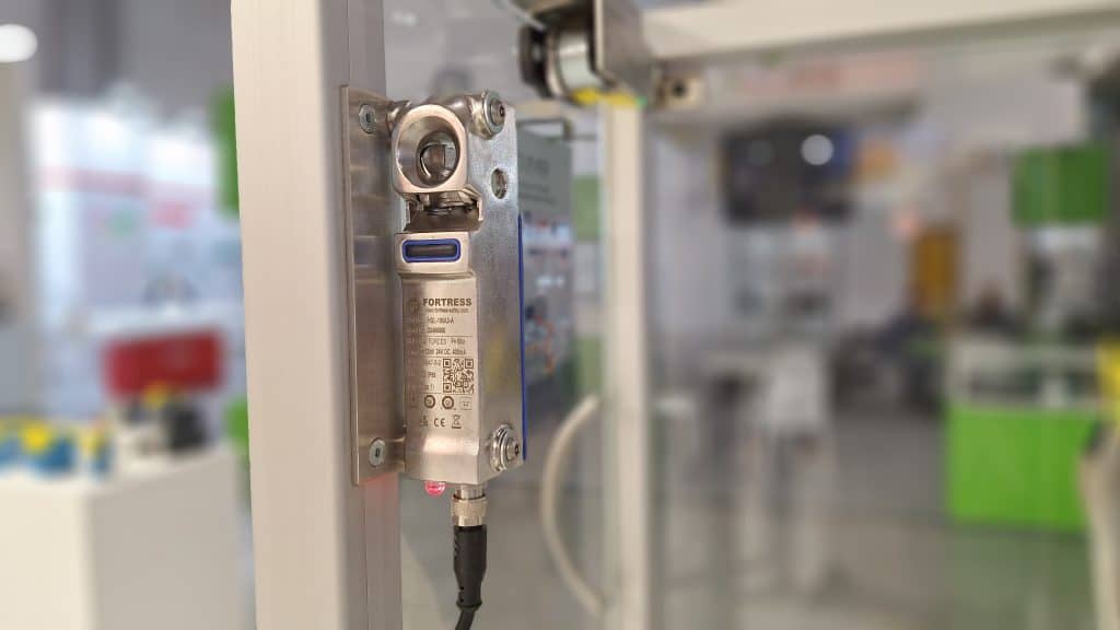 HGL guard lock with open design for washdown, ideal for hygienic applications in food, beverage, and pharma environments.
